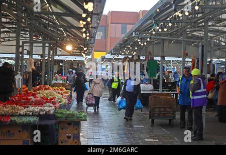 Bancarelle presso il mercato City of Wolverhampton, Market Square, Wolverhampton, West Midlands, Inghilterra, REGNO UNITO, WV3 0NL Foto Stock