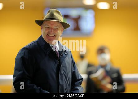 Gara 6, LEAN HERO, guidato da Karis Teetan, ha vinto la classe 4 su 1650m a Happy Valley. L'allenatore David Hayes ha celebrato la sua vittoria. 28DEC22 SCMP / Kenneth Chan. Foto Stock