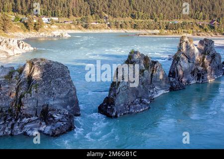 Un fiume di montagna a flusso rapido e ampio. Foto Stock