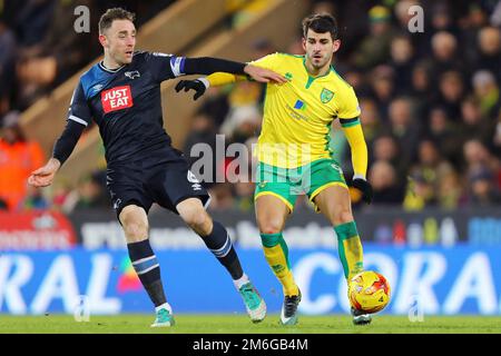 Nelson Oliveira di Norwich City combatte con Richard Keogh di Derby County - Norwich City contro Derby County, Sky Bet Championship, Carrow Road, Norwich - 2nd gennaio 2017. Foto Stock