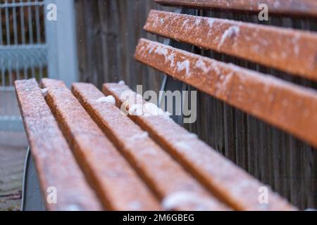 Panca di legno con brina dal lato Foto Stock