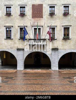 Vecchie case in una strada a riva del garda Foto Stock