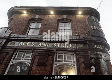 Piastrelle di Ales e Stout sul lato del pub Lass o'Gowie, 36 Charles St, Manchester, Inghilterra, Regno Unito, M1 7DB Foto Stock