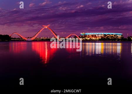 Luci del Ponte Matagarup sul Fiume Swan e lo Stadio Optus Perth, Burswood, Perth, Australia Occidentale Foto Stock