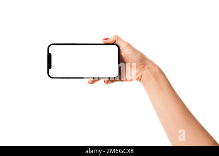 Donna che tiene moderno smartphone iPhone mockup. Nuovo moderno smartphone nero senza cornice mockup con schermo bianco vuoto. Isolato su sfondo bianco Foto Stock