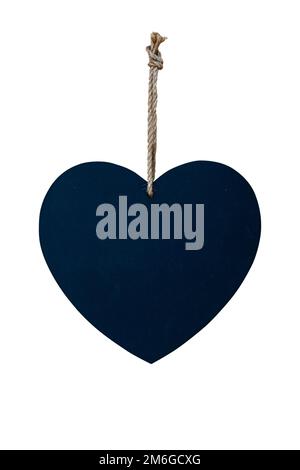 Lavagna bianca a forma di cuore appeso a una corda, amore e ornamento di San Valentino isolato su sfondo bianco Foto Stock