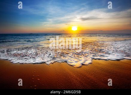 Splendido mare al tramonto e spiaggia tropicale Foto Stock