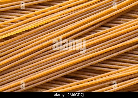 Spaghetti di grano intero Noodles sfondo primo piano. Foto Stock