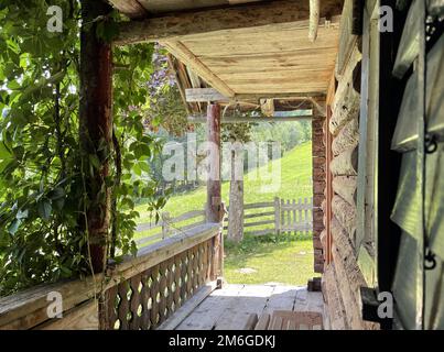 Capanna in montagna vicino ad un lago nelle alpi austriache Foto Stock