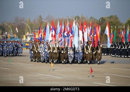 Nay Pyi Taw, Myanmar. 4th Jan, 2023. I soldati partecipano a una parata militare che celebra il 75th° anniversario della Giornata dell'Indipendenza del Myanmar a Nay Pyi Taw, Myanmar, 4 gennaio 2023. Credit: Notizie dal vivo su Zhang Dongqiang/Xinhua/Alamy Foto Stock