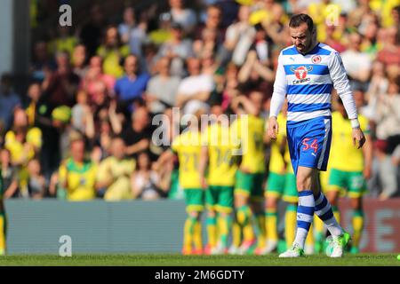 Jordon Mutch di Reading sembra sconsolato dopo aver concessato il quarto obiettivo di Norwich City da Russell Martin - Norwich City v Reading, Sky Bet Championship, Carrow Road, Norwich - 8th aprile 2017. Foto Stock