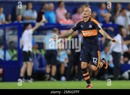 Jonjo Shelvey di Newcastle Utd festeggia dopo aver segnato il gol di apertura - Queens Park Rangers contro Newcastle United, Sky Bet Championship, Loftus Road, Londra - 13th settembre 2016. Foto Stock