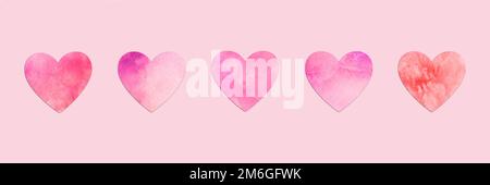 Cuori di carta allineati su sfondo panoramico rosa, banner Web per San Valentino minimo Foto Stock
