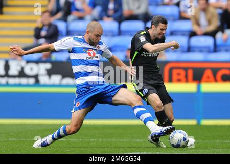Joey van den Berg of Reading affronta Jamie Murphy of Brighton & Hove Albion - Reading v Brighton & Hove Albion, Sky Bet Championship, Madejski Stadium, Reading - 20th agosto 2016. Foto Stock