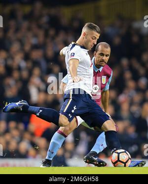 Toby Alderweireld di Tottenham Hotspur libera la palla lontano da Gabriel Agbonlahor di Aston Villa - Tottenham Hotspur v Aston Villa, fa Cup terzo round, White Hart Lane, Londra - 8th gennaio 2017. Foto Stock