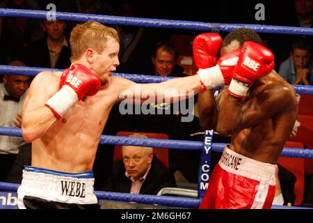 I pugili combattono durante la sotto-carta di Ian Napa d'Inghilterra contro Carmelo Ballone del Belgio per il titolo europeo Bantamphight allo York Hall di Londra Foto Stock