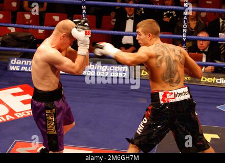 I pugili combattono durante la sotto-carta di Ian Napa d'Inghilterra contro Carmelo Ballone del Belgio per il titolo europeo Bantamphight allo York Hall di Londra Foto Stock