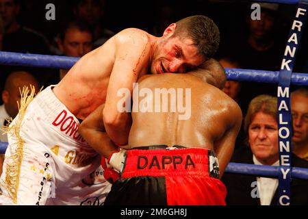 I pugili combattono durante la sotto-carta di Ian Napa d'Inghilterra contro Carmelo Ballone del Belgio per il titolo europeo Bantamphight allo York Hall di Londra Foto Stock