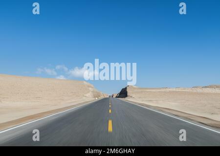 Strada diritta attraverso il vento erosione landform Foto Stock