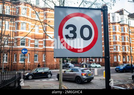 Londra - Dicembre 2022: 30 miglia all'ora limite di velocità segno su Kensington Street Foto Stock