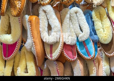 Ciabatte in lana calda con suola in pelle da donna Foto Stock
