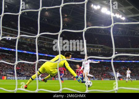 Alan Dzagoev di CSKA Mosca segna il traguardo di apertura dopo Hugo Lloris di Tottenham Hotspur, facendolo 0-1 - Tottenham Hotspur v CSKA Mosca, UEFA Champions League, Wembley Stadium, Londra - 7th dicembre 2016. Foto Stock