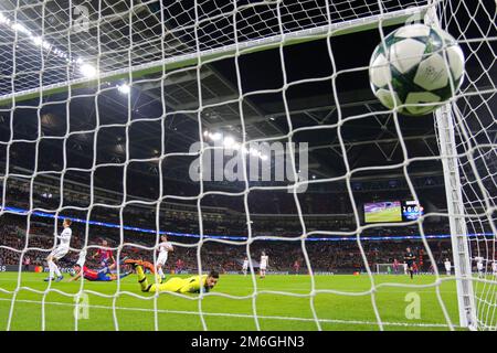 Hugo Lloris di Tottenham Hotspur guarda su come è battuto da Alan Dzagoev di CSKA Mosca, facendo a 0-1 - Tottenham Hotspur contro CSKA Mosca, UEFA Champions League, Wembley Stadium, Londra - 7th dicembre 2016. Foto Stock