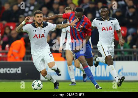 Kyle Walker di Tottenham Hotspur tiene il Lacina Traore di CSKA Mosca - Tottenham Hotspur contro CSKA Mosca, UEFA Champions League, Wembley Stadium, Londra - 7th dicembre 2016. Foto Stock