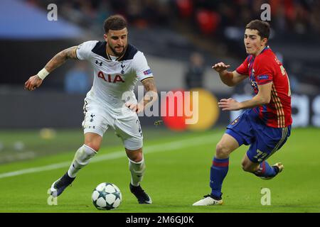 Kyle Walker di Tottenham Hotspur batte Astremir Gordyushenko di CSKA Mosca - Tottenham Hotspur v CSKA Mosca, UEFA Champions League, Wembley Stadium, Londra - 7th dicembre 2016. Foto Stock