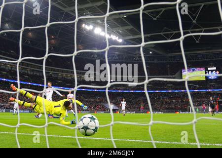 Alan Dzagoev di CSKA Mosca segna il traguardo di apertura dopo Hugo Lloris di Tottenham Hotspur, facendolo 0-1 - Tottenham Hotspur v CSKA Mosca, UEFA Champions League, Wembley Stadium, Londra - 7th dicembre 2016. Foto Stock