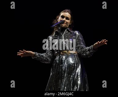 Sophie Ellis-Bextor suonando canzoni all'Hogmanay Celebration Event, Princes Street Gardens, Edimburgo, Scozia, Regno Unito Foto Stock