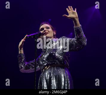 Sophie Ellis-Bextor suonando canzoni all'Hogmanay Celebration Event, Princes Street Gardens, Edimburgo, Scozia, Regno Unito Foto Stock