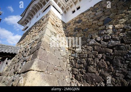 Muro di pietra dell'antico castello di Himeji Foto Stock