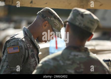 Da sinistra, U.S. Il personale dell'esercito Sgt. Alex Jobe, comandante del carro armato e SPC. Arath Flores, caricatore del carro armato, da 2nd Squadron, 11th reggimento della cavalleria blindata, discute le procedure durante i controlli di precisione dell'armatura (AACS) il giorno tre della tazza di Sullivan, a Fort Benning, GA., 27 aprile 2022. AACS contribuisce a garantire che il sistema di controllo antincendio del carro armato sia operativo e verifica che gli input speciali alle soluzioni balistiche siano implementati correttamente per i componenti di controllo antincendio e tutte le munizioni principali delle armi. Foto Stock