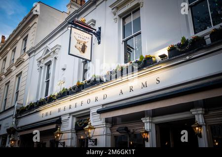 Londra - Dicembre 2022: The Hereford Arms on Gloucester Road, un attraente pub e ristorante tradizionale britannico Fuller's. Foto Stock