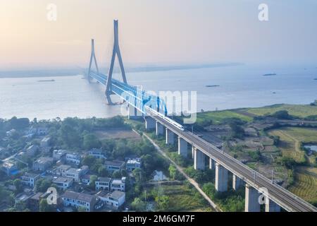 Veduta aerea del ponte ferroviario al crepuscolo sul fiume Yangtze Foto Stock