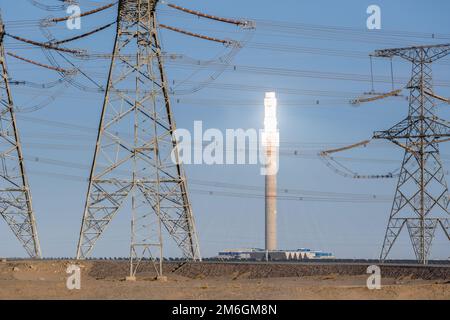 Primo piano di una centrale energetica futuristica Foto Stock