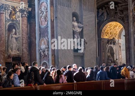 Migliaia di cattolici rendono omaggio all'ex papa Benedetto XVI Foto Stock