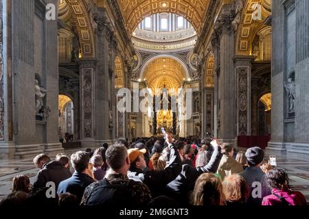 Migliaia di cattolici rendono omaggio all'ex papa Benedetto XVI Foto Stock