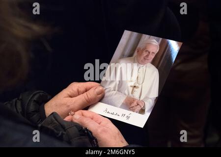 Migliaia di cattolici rendono omaggio all'ex papa Benedetto XVI Foto Stock