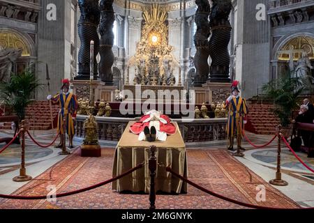 Migliaia di cattolici rendono omaggio all'ex papa Benedetto XVI Foto Stock