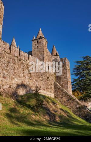 Castello medievale di Santa Maria da Feira in Portogallo, un testamento dell'architettura militare del Medioevo e un'importante p Foto Stock