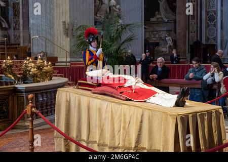 Migliaia di cattolici rendono omaggio all'ex papa Benedetto XVI Foto Stock