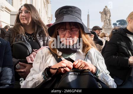 Migliaia di cattolici rendono omaggio all'ex papa Benedetto XVI Foto Stock