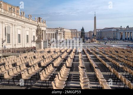 Migliaia di cattolici rendono omaggio all'ex papa Benedetto XVI Foto Stock