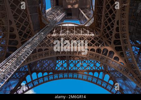 L'iconica e famosa Torre Eiffel - Vista dal basso - Parigi, Francia Foto Stock