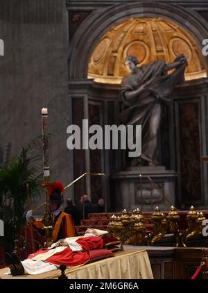 Il corpo di Papa Emerito Benedetto XVI si trova in stato a San Basilica di Pietro in Vaticano il 04 gennaio 2023. I fedeli rendono omaggio al corpo dell'ex Papa che morì all'età di 95 anni. Dietro: Statua di Santa Veronica. Foto : Eric Vandeville/ABACAPRESS.COM Foto Stock