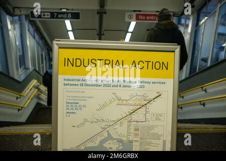 Clapham Junction, Londra - 29 dicembre 2022: Notate all'interno della stazione ferroviaria di Clapham Junction per quanto riguarda gli scioperi dell'azione industriale attualmente und Foto Stock