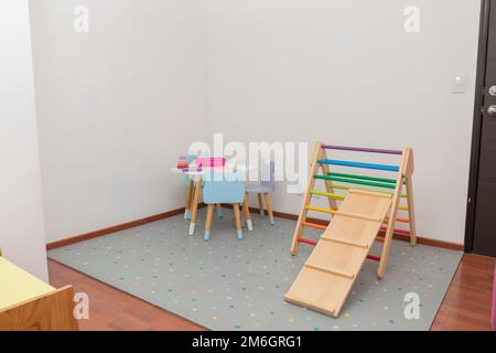 sala giochi in ufficio pediatrico con giochi e tavolo didattico per bambini. Foto Stock