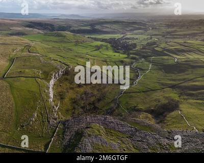 Vista aerea del marciapiede calcareo sulla cima di Malham Cove Foto Stock